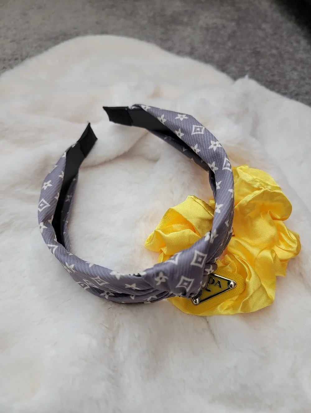 2pcs Gray Patterned Knotted Headband And Yellow Hair Tie